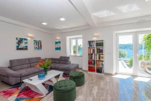 クチフェにあるHoliday Villa Sashaのソファとテーブルのあるリビングルーム