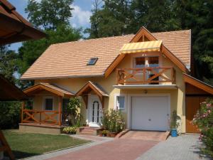 a small house with a white garage at Mirtill Apartmanház in Hévíz