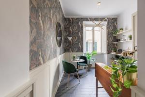 ein Flur mit einem Tisch und Stühlen in einem Zimmer in der Unterkunft Residenza Vaticana in Rom