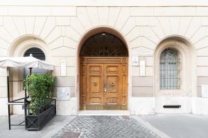 eine große Holztür an der Seite eines Gebäudes in der Unterkunft Residenza Vaticana in Rom