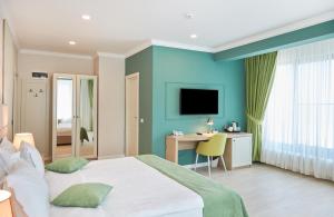 Un pat sau paturi într-o cameră la Hotel Excelsior Mamaia Nord