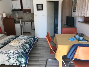 mały apartament ze stołem i kuchnią w obiekcie Studio Vranic w Krku