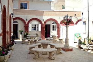 a courtyard with tables and benches and a street light at Hostal La Corte in Carrión de los Condes