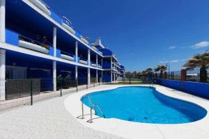 una gran piscina frente a un edificio en Tarifa Beach Rentals Tortuga 2, en Tarifa