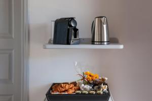 Utensilios para hacer té y café en Cochili Rooms & Apartments