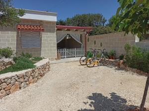 deux vélos garés devant une maison dans l'établissement L'Ulivo del Marchese, à Mandurie