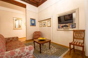 a living room with a couch and a table at Casa Michelangelo & Giotto - Tintori apt in Florence