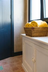 a basket of towels sitting on top of a counter at Logement Onze Chambres & Gîtes in Raissac-dʼAude