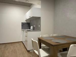 Apartmány Bílá Nisa في بيدريتشوف: مطبخ وغرفة طعام مع طاولة وكراسي