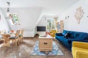 salon z niebieską kanapą i stołem w obiekcie Rent like home - Za Cieszynianką 5 w Zakopanem