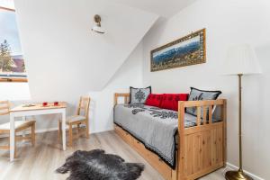 1 dormitorio con cama, mesa y escritorio en Rent like home - Za Cieszynianką 5 en Zakopane