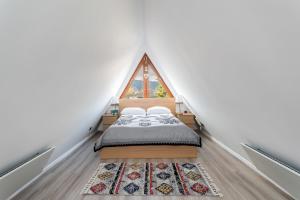 łóżko w pokoju z dużym oknem w obiekcie Rent like home - Za Cieszynianką 5 w Zakopanem