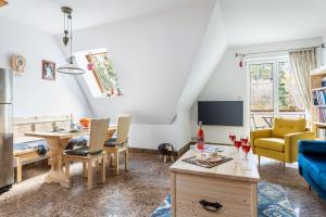 Telewizja i/lub zestaw kina domowego w obiekcie Rent like home - Za Cieszynianką 5