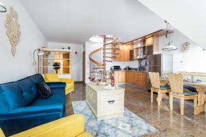 Kuchnia lub aneks kuchenny w obiekcie Rent like home - Za Cieszynianką 5