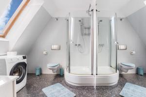 łazienka z prysznicem i pralką w obiekcie Rent like home - Za Cieszynianką 5 w Zakopanem