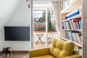 Telewizja i/lub zestaw kina domowego w obiekcie Rent like home - Za Cieszynianką 5