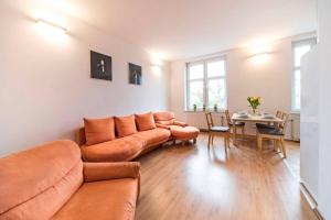 salon z kanapą i stołem w obiekcie Przyjazne mieszkanie w kamienicy blisko centrum we Wrocławiu +4 zdjęcia