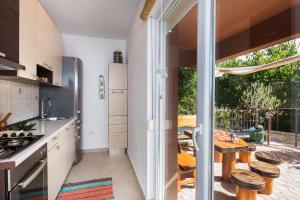 Kuchyň nebo kuchyňský kout v ubytování Apartment Azzura