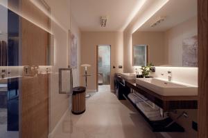 Koupelna v ubytování ONE Luxury Apartments