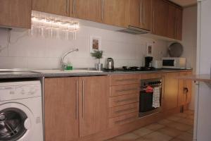 バルセロナにあるLovely apartment with a terraceのキッチン(洗濯機、シンク、食器洗い機付)