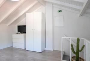 um quarto branco com um cacto e um armário branco em Casa Marialva em Arouca