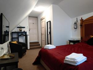 A bed or beds in a room at Klára-Háza Vendégház