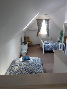A bed or beds in a room at Klára-Háza Vendégház