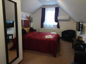 A bed or beds in a room at Klára-Háza Vendégház