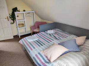 A bed or beds in a room at Klára-Háza Vendégház