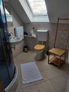 A bathroom at Klára-Háza Vendégház