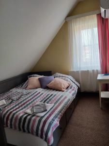 A bed or beds in a room at Klára-Háza Vendégház