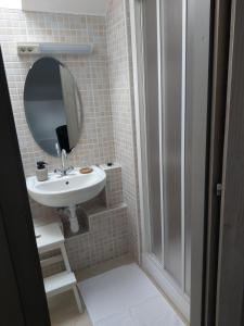 A bathroom at Klára-Háza Vendégház