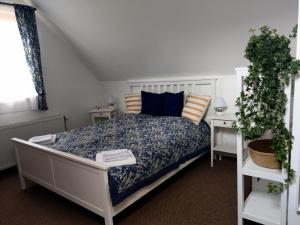 A bed or beds in a room at Klára-Háza Vendégház