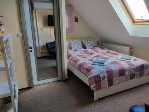 A bed or beds in a room at Klára-Háza Vendégház