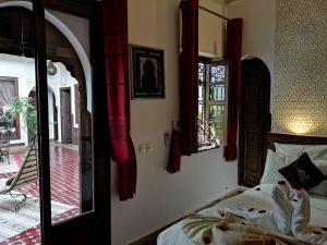 Postel nebo postele na pokoji v ubytování Riad Charme d'Orient Adults Only