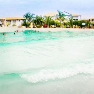 カルダス・ノバスにあるLacqua diroma Caldas Novas Park aquático 24h com cozinha Rの海水浴場の人々