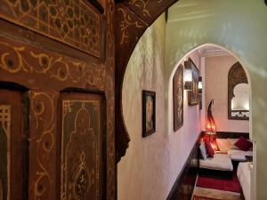 Postel nebo postele na pokoji v ubytování Riad Charme d'Orient Adults Only