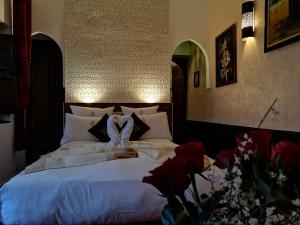 Postel nebo postele na pokoji v ubytování Riad Charme d'Orient Adults Only