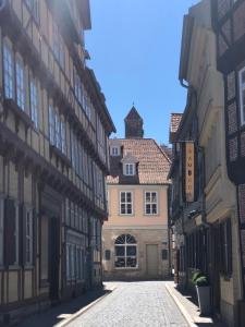 eine leere Straße in einer Altstadt mit Gebäuden in der Unterkunft Suite Apartment Quedlinburg Schlosspfad in Quedlinburg