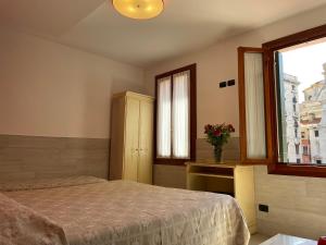 Postel nebo postele na pokoji v ubytování Hotel San Geremia