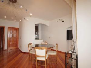 Μια τηλεόραση ή/και κέντρο ψυχαγωγίας στο Apartment Sunset by SeeAdria Agency