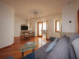 Μια τηλεόραση ή/και κέντρο ψυχαγωγίας στο Apartment Sunset by SeeAdria Agency