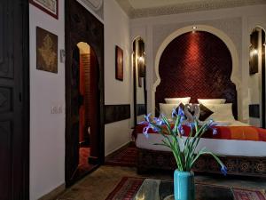 Postel nebo postele na pokoji v ubytování Riad Charme d'Orient Adults Only
