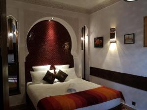 Postel nebo postele na pokoji v ubytování Riad Charme d'Orient Adults Only