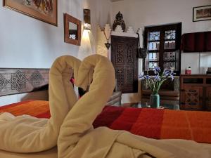 Postel nebo postele na pokoji v ubytování Riad Charme d'Orient Adults Only