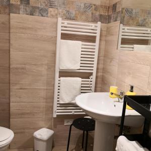 een badkamer met een wastafel en een toilet bij Mololocale in centro a Marcelli in Marcelli +8 foto's