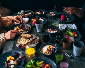 uma mesa cheia de pratos de comida numa mesa em Lapland Hotels Arena em Tampere