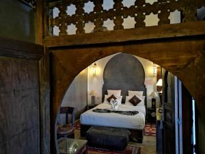 Postel nebo postele na pokoji v ubytování Riad Charme d'Orient Adults Only