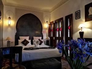 Postel nebo postele na pokoji v ubytování Riad Charme d'Orient Adults Only