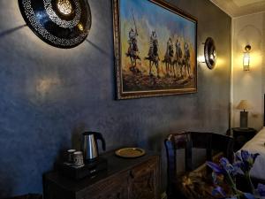 Příslušenství pro přípravu čaje a kávy v ubytování Riad Charme d'Orient Adults Only